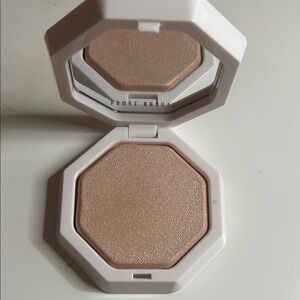 Fenty Beauty Highlighter - pretty purlz